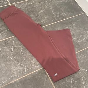 Alo Airbrush bootcut leggings in cherry cola